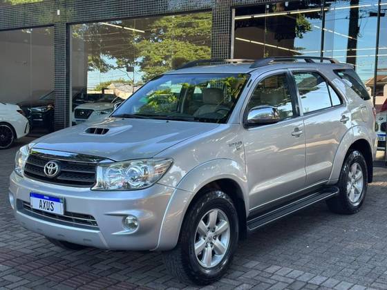 TOYOTA HILUX SW4 3.0 SRV 4X4 7 LUGARES 16V TURBO INTERCOOLER DIESEL 4P AUTOMÁTICO TOYOTA HILUX SW4 3.0 SRV 4X4 7 LUGARES 16V TURBO INTERCOOLER DIESEL 4P AUTOMÁTICO